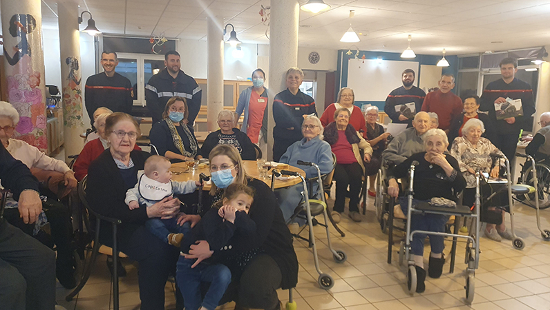 Les Pompiers d’Einville-Au-Jard donnent des calendriers aux résidents de l’EHPAD