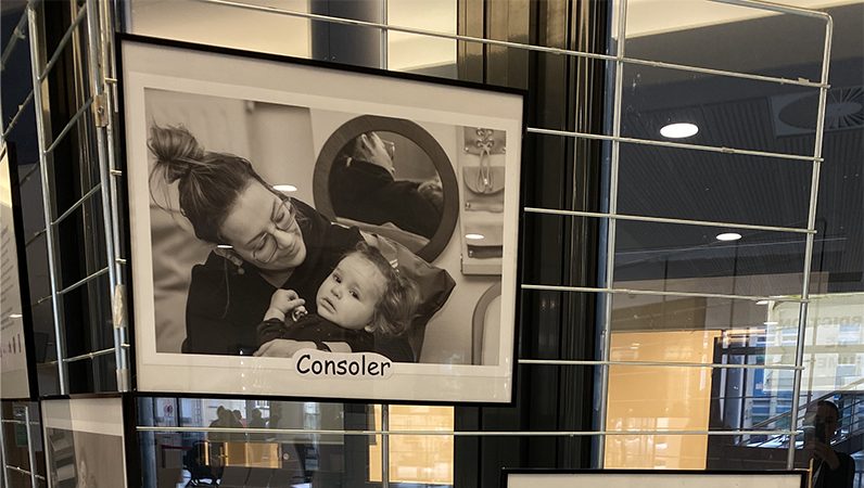 Exposition photo au Centre Hospitalier de Lunéville : à la découverte des assistantes maternelles