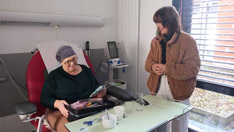 Une vingtaine de bénévoles de Clayeures a conçu des bonnets pour les patients en chimiothérapie